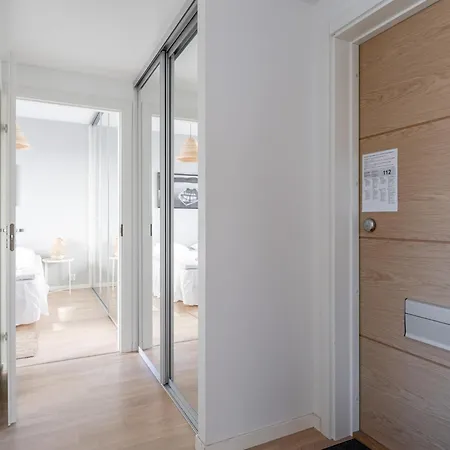 Newly Built 1br With Balcony Next To Railway Station & Downtown Huoneisto
